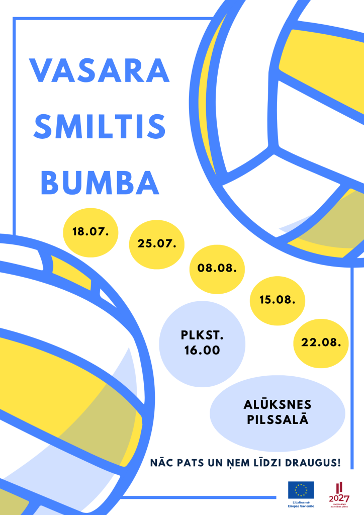Plakāts ar stilizētām volejbola bumbām, kas paziņo par pasākumu "VASARA SMILTIS BUMBA". Datumi: 18.07., 25.07., 08.08., 15.08., 22.08. PLKST. 16.00. Vieta: ALŪKSNES PILSSALĀ. Teksts: NĀC PATS UN ŅEM LĪDZI DRAUGUS! Apakšā redzami logotipi: Līdzfinansē Eiropas Savienība un 2027 Nacionālās attīstības plāns.