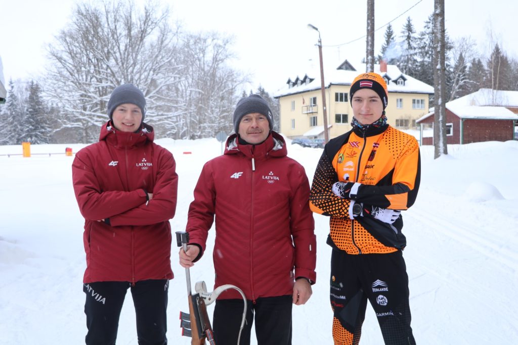 No labās puses: Reinis Volbergs, Alūksnes pilsētas bērnu un jaunatnes sporta skolas treneris Sergejs Sverčkovs un Aleksandrs Kuzņecovs