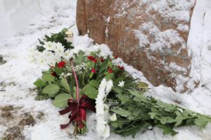 Noliek ziedus somu karavīru piemiņas vietā Alūksnē