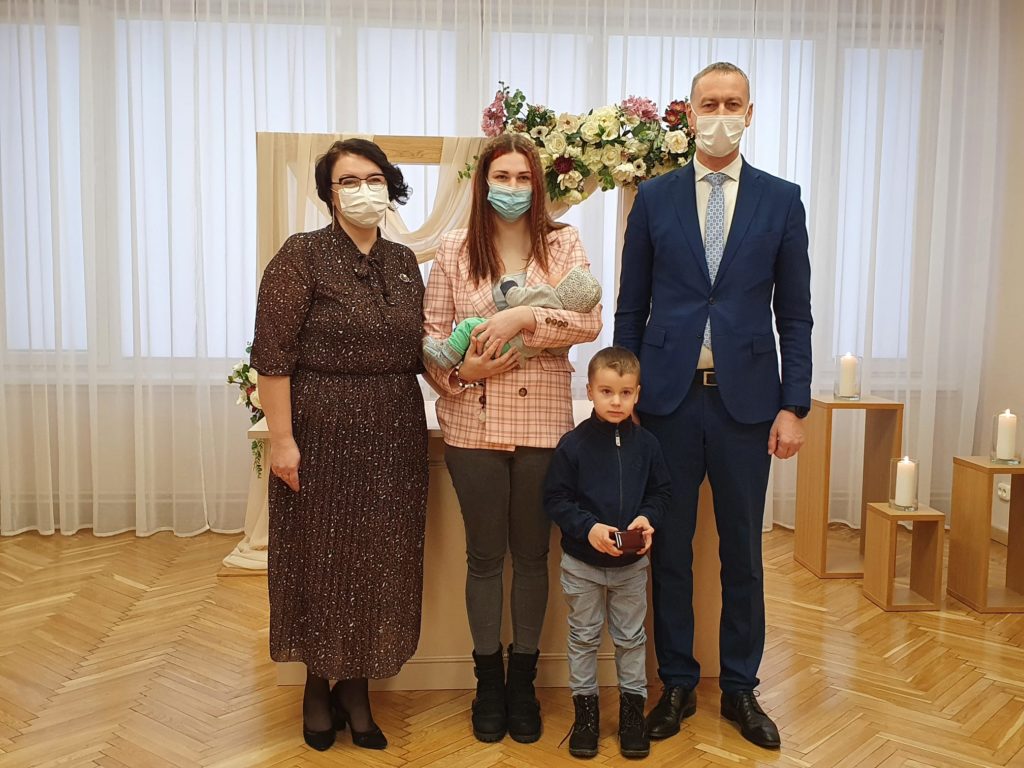 Sumina pirmo 2022. gadā dzimušo Alūksnes novada mazuli