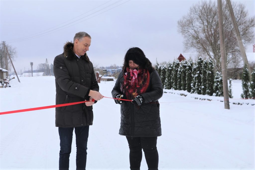 Atjaunoto ceļa posmu Mālupes pagastā svinīgi atklāj Alūksnes novada pašvaldības domes priekšsēdētājs Dzintars Adlers un zemnieku saimniecības “KADIĶI M.A.” pārstāve Baiba Augstkalniete-Sarkane