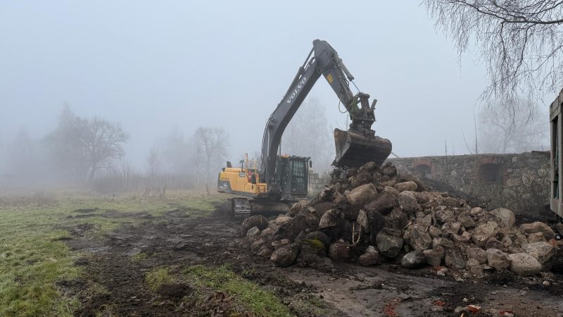 Uzsākta ēkas nojaukšana Māriņkalnā