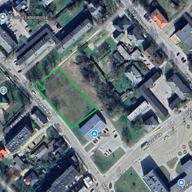 Ceturtdien un piektdien pilsētas svētku apmeklētājiem būs iespējams novietot automašīnu pļavā