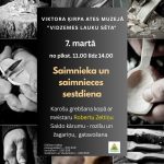 Plakāts ar melnbaltām fotogrāfijām, kurās attēlotas rokas, kas grebj koka karotes ar cirvi un nažiem, koka skaidas un gatavas koka karotes. Centrālajā daļā teksts: "VIKTORA ĶIRPA ATES MUZEJĀ "VIDZEMES LAUKU SĒTA" 7. martā no plkst. 11.00 līdz 14.00 Saimnieka un saimnieces sestdiena. Karošu grebšana kopā ar meistaru Robertu Zeltiņu. Saldo kārumu - rozišu un žagariņu, gatavošana. Dalības maksa: pieaugušajiem – 3,50 EUR, senioriem – 2,50 EUR, skolēniem un studentiem – 2,00 EUR". Apakšā redzams Ates muzeja logo.