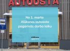 Autoostas ēka Alūksnē ziemā ar sniegu, virs ieejas redzams uzraksts AUTOSTA. Pāri attēlam uz gaiši zila fona ir teksts: "No 1. marta Alūksnes autoosta pagarinās darba laiku". Labajā pusē redzama zila autobusa pieturas zīme ar uzrakstu "iekāpšanas vieta".