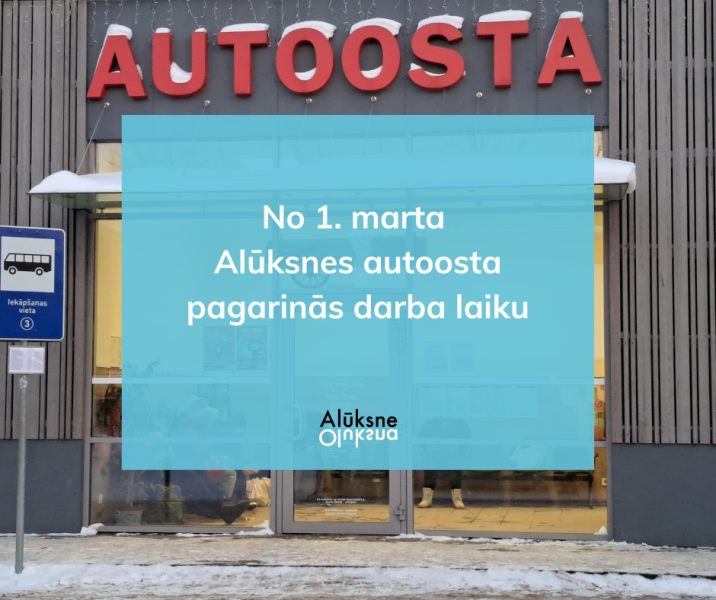 Autoostas ēka Alūksnē ziemā ar sniegu, virs ieejas redzams uzraksts AUTOSTA. Pāri attēlam uz gaiši zila fona ir teksts: "No 1. marta Alūksnes autoosta pagarinās darba laiku". Labajā pusē redzama zila autobusa pieturas zīme ar uzrakstu "iekāpšanas vieta".