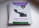 Brošūru kaudze. Uz augšējās brošūras vāka redzama gados vecāka sieviete, kas tur klēpjdatoru. Teksts uz vāka: "Digitālo prasmju programma" un "PIESAKIES BEZMAKSAS MĀCĪBĀM un apgūsti digitālās prasmes jau šodien!".