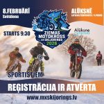 Plakāts pasākumam "Ziemas Motokross un Skijorings 2026" Alūksnē. Attēlā redzami trīs motokrosisti uz sniegotas trases. Teksts: 8. FEBRUĀRĪ Svētdiena, STARTS 9:30, ALŪKSNĒ LATVIJAS ČEMPIONĀTS / 4.POSMS, Alūksne, ZIEMAS MOTOKROSS UN SKIJORINGS 2026, SPORTISTIEM, REĢISTRĀCIJA IR ATVĒRTA, un www.mxskijorings.lv.