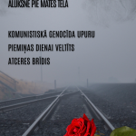 Sarkana roze priekšplānā uz dzelzceļa sliežu fona, kas pazūd miglā. Attēlā teksts: 25. MARTĀ | 10.00 ALŪKSNĒ PIE MĀTES TĒLA KOMUNISTISKĀ GENOCĪDA UPURU PIEMIŅAS DIENAI VELTĪTS ATCERES BRĪDIS.