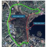 Gājēju kustības organizācijas shēma" ir satelītkartes attēls, kas rāda gājēju ceļus ap ezeru un apdzīvotu vietu. Zaļā līnija apzīmē "Atļauta gājēju kustība", kas ved gar ielām un ēkām, tostarp "Maxima X, Veikals". Sarkanā līnija apzīmē "Slēgta gājēju taciņa" gar ezera malu un caur mežu.