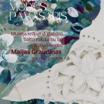 Izstādes plakāts "BALTUMĀ MODES PAVASARIS" no Viktora Kirpa Ates muzeja "Vidzemes lauku sēta". Plakātā redzams balts, izšūts audums ar ziedu motīvu uz abstrakta gleznas fona ar ziliem, zaļiem un baltiem krāsu triepieniem. Teksts: "Muzeja krājumā glabāto balto rokdarbu un mākslinieces Maijas Graudiņas gleznu izstāde". Atklāšana 04.01.2026. PLKST. 11.00. Izstāde apskatāma līdz 06.06.2026.