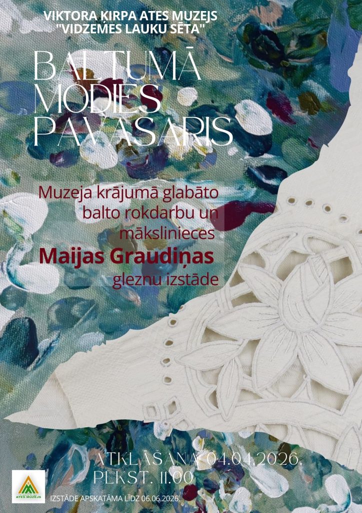 Izstādes plakāts "BALTUMĀ MODES PAVASARIS" no Viktora Kirpa Ates muzeja "Vidzemes lauku sēta". Plakātā redzams balts, izšūts audums ar ziedu motīvu uz abstrakta gleznas fona ar ziliem, zaļiem un baltiem krāsu triepieniem. Teksts: "Muzeja krājumā glabāto balto rokdarbu un mākslinieces Maijas Graudiņas gleznu izstāde". Atklāšana 04.01.2026. PLKST. 11.00. Izstāde apskatāma līdz 06.06.2026.