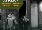 Trīs cilvēki, redzami no muguras, ieiet tumšā, atvērtā vecas betona ēkas durvju ailē. Attēla augšdaļā zaļš uzraksts vēsta: ATKLĀJ KODOLRAKEŠU BĀZI ZELTIŅOS EKSKURSIJĀ AR GIDU. Attēla apakšdaļā ir teksts: Nostāsti nelīdzēs - šī vieta jāredz pašam!