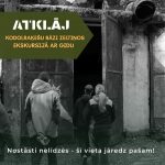 Trīs cilvēki, redzami no muguras, ieiet tumšā, atvērtā vecas betona ēkas durvju ailē. Attēla augšdaļā zaļš uzraksts vēsta: ATKLĀJ KODOLRAKEŠU BĀZI ZELTIŅOS EKSKURSIJĀ AR GIDU. Attēla apakšdaļā ir teksts: Nostāsti nelīdzēs - šī vieta jāredz pašam!