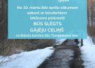 Attēlā redzams sniegots gājēju celiņš mežā. Uz attēla ir zils informatīvs paziņojums: "Alūksne. No 10. marta līdz aprīļa sākumam sakarā ar būvdarbiem iekšezera piekrastē BŪS SLĒGTS GĀJĒJU CELIŅŠ no Baložu bulvāra līdz Templakalna ielai.