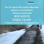 Attēlā redzams sniegots gājēju celiņš mežā. Uz attēla ir zils informatīvs paziņojums: "Alūksne. No 10. marta līdz aprīļa sākumam sakarā ar būvdarbiem iekšezera piekrastē BŪS SLĒGTS GĀJĒJU CELIŅŠ no Baložu bulvāra līdz Templakalna ielai.