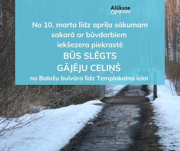 Attēlā redzams sniegots gājēju celiņš mežā. Uz attēla ir zils informatīvs paziņojums: "Alūksne. No 10. marta līdz aprīļa sākumam sakarā ar būvdarbiem iekšezera piekrastē BŪS SLĒGTS GĀJĒJU CELIŅŠ no Baložu bulvāra līdz Templakalna ielai.