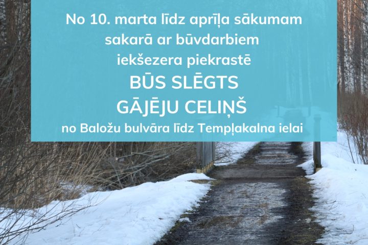 Attēlā redzams sniegots gājēju celiņš mežā. Uz attēla ir zils informatīvs paziņojums: "Alūksne. No 10. marta līdz aprīļa sākumam sakarā ar būvdarbiem iekšezera piekrastē BŪS SLĒGTS GĀJĒJU CELIŅŠ no Baložu bulvāra līdz Templakalna ielai.