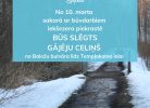 Uz ziemīgas ainavas ar sniegotu un dubļainu gājēju celiņu ir redzams zils informatīvs paziņojums: Alūksne. No 10. marta sakarā ar būvdarbiem iekšezera piekrastē BŪS SLĒGTS GĀJĒJU CELIŅŠ no Baložu bulvāra līdz Templakalna ielai.