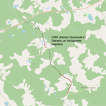 Kartes attēls ar mežiem, ezeriem un ceļiem. Centrā melna punktota līnija, vietām pārklāta ar sarkanu, iezīmē ceļu V385 (Kaktiņi-Sauleskalns) Ziemera un Veclaicenes pagastos. A