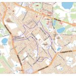 Karte, kurā attēlota pilsētas apbūve ar ielām, ēkām un ūdenstilpēm. Caur ielu tīklu vijas zila, viļņota līnija, iezīmējot maršrutu vai teritoriju. Redzami ielu nosaukumi, tostarp Jāņkalna iela, Lielā Ezera iela, Helēnas iela, Tirgotāju iela, Dārza iela, Pils iela, Latgales iela un Uzvaras iela.