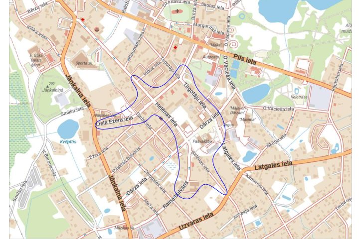 Karte, kurā attēlota pilsētas apbūve ar ielām, ēkām un ūdenstilpēm. Caur ielu tīklu vijas zila, viļņota līnija, iezīmējot maršrutu vai teritoriju. Redzami ielu nosaukumi, tostarp Jāņkalna iela, Lielā Ezera iela, Helēnas iela, Tirgotāju iela, Dārza iela, Pils iela, Latgales iela un Uzvaras iela.