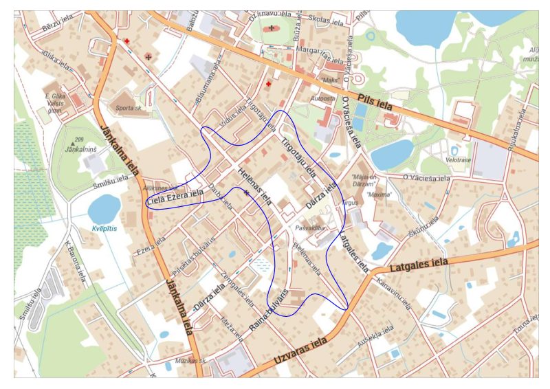 Karte, kurā attēlota pilsētas apbūve ar ielām, ēkām un ūdenstilpēm. Caur ielu tīklu vijas zila, viļņota līnija, iezīmējot maršrutu vai teritoriju. Redzami ielu nosaukumi, tostarp Jāņkalna iela, Lielā Ezera iela, Helēnas iela, Tirgotāju iela, Dārza iela, Pils iela, Latgales iela un Uzvaras iela.