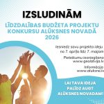 Reklāmas plakāts ar fotoattēlu, kurā redzama cilvēku grupa ar saulē paceltām rokām, simbolizējot sadarbību. Teksts: IZSLUDINĀM LĪDZDALĪBAS BUDŽETA PROJEKTU KONKURSU ALŪKSNES NOVADĀ 2026. Iesniedz savu projekta ideju no 7. aprīļa līdz 7. maijam. Pieteikumu iesniegšana www.geolatvija.lv. Informācija www.aluksne.lv. LAI TAVA IDEJA PALĪDZ AUGT ALŪKSNES NOVADAM!