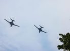 Divi tumši militārie droni lido mākoņainās debesīs