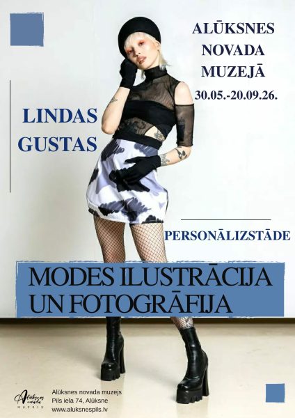 Reklāmas plakāts izstādei "LINDAS GUSTAS PERSONĀLIZSTĀDE MODES ILUSTRĀCIJA UN FOTOGRĀFIJA" ALŪKSNES NOVADA MUZEJĀ no 30. maija līdz 20. septembrim 2026. gadā. Plakātā redzama jauna sieviete alternatīvā apģērbā: melnā bēretē, caurspīdīgā melnā topiņā, pelēkbaltos svārkos ar rakstu, tīkliņzeķēs un melnos zābakos ar augstiem papēžiem. Viņa pozē, skatoties uz priekšu, viena roka pacelta pie galvas. Apakšā norādīta muzeja adrese: Pils iela 74, Alūksne un vietne: www.aluknespils.lv.