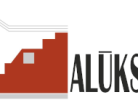 Logotips, kas attēlo abstraktu ēku ar sarkanām pakāpienveida formām, sarkanu rombu un pelēkām jumta kontūrām. Blakus uzraksts ALŪKSNES NAMI.