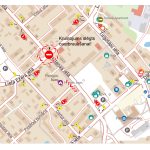 Ielu karte, kurā redzams slēgts krustojums starp Helēnas ielu, Lielā Ezera ielu un Tirgotāju ielu, ar tekstu: Krustojums slēgts caurbraukšanai! Ap slēgto zonu izvietotas apbraukšanas un brīdinājuma zīmes.