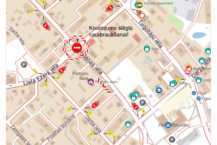 Ielu karte, kurā redzams slēgts krustojums starp Helēnas ielu, Lielā Ezera ielu un Tirgotāju ielu, ar tekstu: Krustojums slēgts caurbraukšanai! Ap slēgto zonu izvietotas apbraukšanas un brīdinājuma zīmes.