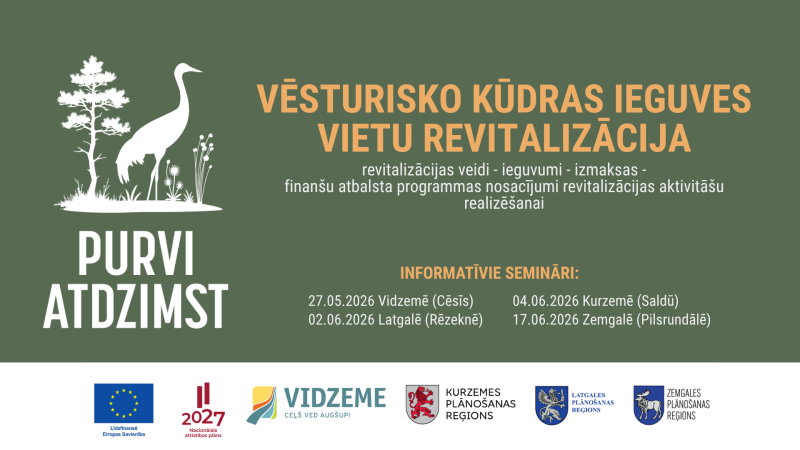 Uz tumši zaļa fona plakāts ar baltu priežu, dzērves un purva augu siluetu. Lielais virsraksts: VĒSTURISKO KŪDRAS IEGUVES VIETU REVITALIZĀCIJA. Blakus siluetam teksts: PURVI ATDZIMST. Zem virsraksta sīkāks skaidrojums: revitalizācijas veidi - ieguvumi - izmaksas - finanšu atbalsta programmas nosacījumi revitalizācijas aktivitāšu realizēšanai. Tālāk teksts: INFORMATĪVIE SEMINĀRI: 27.05.2026 Vidzemē (Cēsīs), 02.06.2026 Latgalē (Rēzeknē), 04.06.2026 Kurzemē (Saldū), 17.06.2026 Zemgalē (Pilsrundālē).