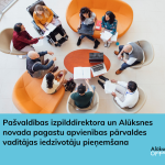 Daudznacionāla cilvēku grupa, tostarp persona ratiņkrēslā, sēž lokā mūsdienīgā telpā, apspriežot dokumentus un strādājot ar klēpjdatoriem. Attēlā redzams teksts: Pašvaldības izpilddirektora un Alūksnes novada pagastu apvienības pārvaldes vadītājas iedzīvotāju pieņemšana.