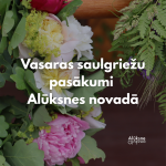 Svētkains ziedu un zaļumu vainags ar rozā, baltām un dzeltenām peonijām, papardēm un ozollapām. Uz attēla balts teksts: Vasaras saulgriežu pasākumi Alūksnes novadā.