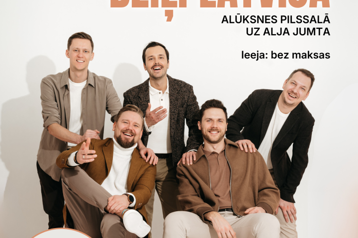 Pieci smaidīgi vīrieši, grupas "Dzīļi Violets" dalībnieki, pozē pret baltu fonu. Divi sēž priekšplānā, trīs stāv aizmugurē. Plakāts ar tekstu: "27. JŪNIJĀ 20.00 GRUPAS DZĪĻI VIOLETS KONCERTS DZĪĻI LATVIJĀ ALŪKSNES PILSSALĀ UZ ALJA JUMTA ieeja: bez maksas. No 18.00 piepūšamās atrakcijas bērniem (bez maksas). No 18.00-24.00 DJ ČAKURS, kafejnīca SALA.