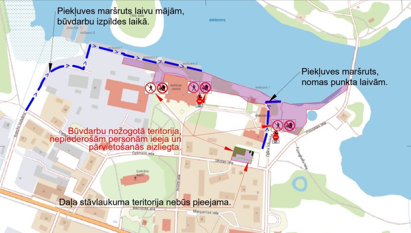 Kartes attēls rāda piekļuves maršrutus laivu mājām būvdarbu laikā un laivu nomas punktam, ko norāda zilas punktētas līnijas. Rozā/violetā krāsā iekrāsota "Būvdarbu nožogotā teritorija, nepiederošām personām ieeja un pārvietošanās aizliegta", attēlota ar pārsvītrotām zīmēm gājējiem un transportlīdzekļiem. Gaiši sarkans laukums iezīmē, ka "Daļa stāvlaukuma teritorija nebūs pieejama".