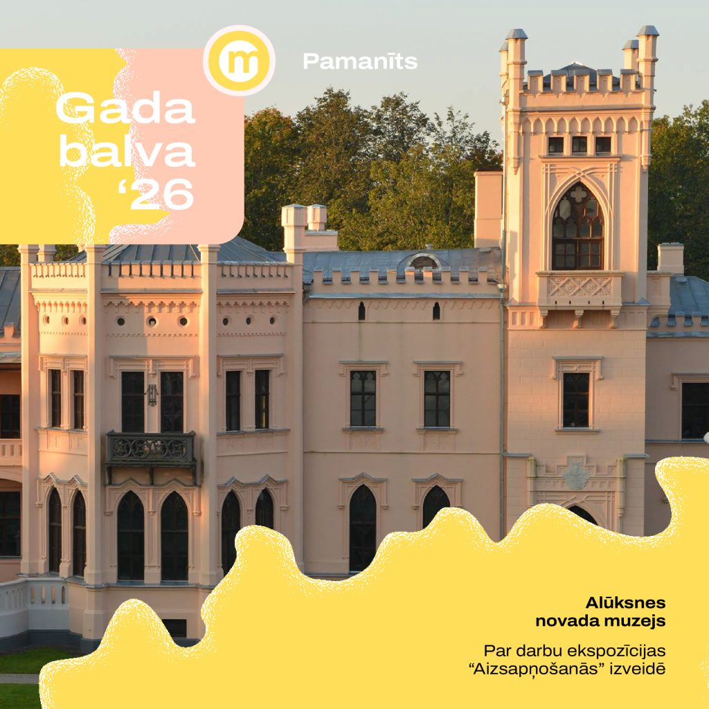 Attēlā redzama gaiši rozā Alūksnes Jaunā pils ar torni un dekoratīviem logiem. Uz attēla ir uzraksti: "Gada balva '26", "Pamanīts", "Alūksnes novada muzejs", "Par darbu ekspozīcijas "Aizsapņošanās" izveidē".