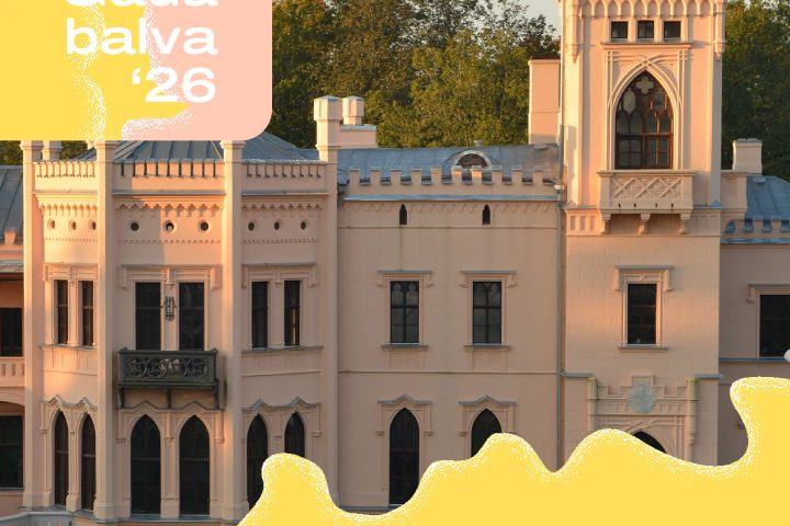 Attēlā redzama gaiši rozā Alūksnes Jaunā pils ar torni un dekoratīviem logiem. Uz attēla ir uzraksti: "Gada balva '26", "Pamanāīts", "Alūksnes novada muzejs", "Par darbu ekspozīcijas "Aizsapņošanās" izveidē".