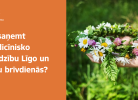Kreisajā pusē oranžā fonā redzams Nacionālā veselības dienesta logo un teksts: "Kā saņemt medicīnisko palīdzību Līgo un Jāņu brīvdienās?". Labajā pusē uz zaļa fona rokas tur ziedu vainagu ar margrietiņām, āboliņu un papardēm.
