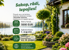 Sakop, rādi, lepojies!" reklāma par Alūksnes novada sakoptāko īpašumu konkursu. Attēlā redzama skaista balta māja ar apzaļumotu fasādi un puķu podiem pie logiem, kā arī labiekārtots ziedošs dārzs ar bruģētu celiņu pie ezera. Teksts vēsta: "Piesaki savu vai kaimiņa īpašumu Alūksnes novada sakoptāko īpašumu konkursam un iegūsti balvas! Balvu fonds 5000 EUR. Apbalvošana 1. augustā. Pieteikumu iesniegšana līdz 30. jūnijam. Informācija par pieteikšanos www.aluksne.lv.