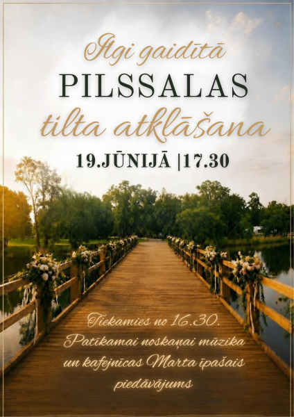 Koka tilts pāri ūdenim, dekorēts ar ziediem un lentēm, ar tekstu: Ilgi gaidītā PILSSALAS tilta atklāšana 19. JŪNIJĀ | 17.30. Tiekamies no 16.30. Patīkamai noskaņai mūzika un kafejnīcas Marta īpašais piedāvājums.