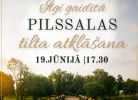 Koka tilts pāri ūdenim, dekorēts ar ziediem un lentēm, ar tekstu: Ilgi gaidītā PILSSALAS tilta atklāšana 19. JŪNIJĀ | 17.30. Tiekamies no 16.30. Patīkamai noskaņai mūzika un kafejnīcas Marta īpašais piedāvājums.