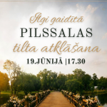 Koka tilts pāri ūdenim, dekorēts ar ziediem un lentēm, ar tekstu: Ilgi gaidītā PILSSALAS tilta atklāšana 19. JŪNIJĀ | 17.30. Tiekamies no 16.30. Patīkamai noskaņai mūzika un kafejnīcas Marta īpašais piedāvājums.