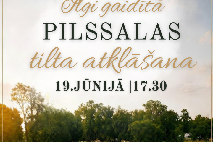 Koka tilts pāri ūdenim, dekorēts ar ziediem un lentēm, ar tekstu: Ilgi gaidītā PILSSALAS tilta atklāšana 19. JŪNIJĀ | 17.30. Tiekamies no 16.30. Patīkamai noskaņai mūzika un kafejnīcas Marta īpašais piedāvājums.