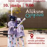 Pasākuma plakāts. Centrā divas cilvēku figūras stilizētos peles kostīmos, tērpušās violetās jakās un baltos apģērbos ar krāsainiem plankumiem, kopīgi turot baltu, dekorētu lāpas maketu. Virs tām teksts: "Latvijas Jaunatnes X Olimpiādes lāpas sagaidīšanas pasākums 10. jūnijs | 9.00". Fonā redzama Alūksnes pašvaldības ēka ar uzrakstu "Alūksne Olinkāua", un apakšējā labajā stūrī tekstu: "Alūksnes novada pašvaldības administratīvā ēka".