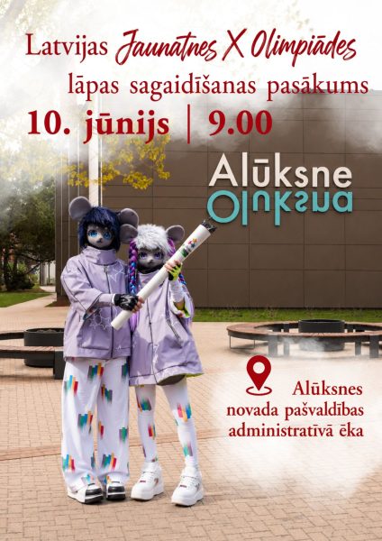 Pasākuma plakāts. Centrā divas cilvēku figūras stilizētos peles kostīmos, tērpušās violetās jakās un baltos apģērbos ar krāsainiem plankumiem, kopīgi turot baltu, dekorētu lāpas maketu. Virs tām teksts: "Latvijas Jaunatnes X Olimpiādes lāpas sagaidīšanas pasākums 10. jūnijs | 9.00". Fonā redzama Alūksnes pašvaldības ēka ar uzrakstu "Alūksne Olinkāua", un apakšējā labajā stūrī tekstu: "Alūksnes novada pašvaldības administratīvā ēka".
