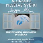 Zils plakāts ar baltu tekstu "ALŪKSNES PILĒTAS SVĒTKI" un "JAUNDZIMUŠO ALŪKSNIEŠU SVEIKŠANA". Plakāta vidū attēlots logs, caur kuru redzams balts balons ar uzrakstu "Alūksnes bēbis" un ziliem mazuļa pēdu nospiedumiem. Teksts norāda norises vietu un laiku: "Administratīvās ēkas laukumā 01.08.2026. |10.00".