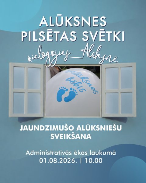 Zils plakāts ar baltu tekstu "ALŪKSNES PILĒTAS SVĒTKI" un "JAUNDZIMUŠO ALŪKSNIEŠU SVEIKŠANA". Plakāta vidū attēlots logs, caur kuru redzams balts balons ar uzrakstu "Alūksnes bēbis" un ziliem mazuļa pēdu nospiedumiem. Teksts norāda norises vietu un laiku: "Administratīvās ēkas laukumā 01.08.2026. |10.00".